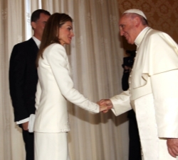 Su Majestad la Reina es saludado por Su Santidad el Papa Francisco momentos antes del encuentro 